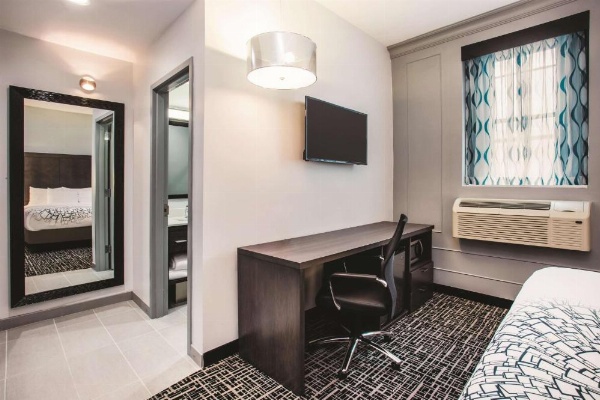 La Quinta Inn & Suites by Wyndham Baltimore Downtown image 13