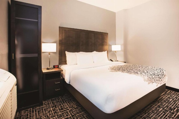 La Quinta Inn & Suites by Wyndham Baltimore Downtown image 24