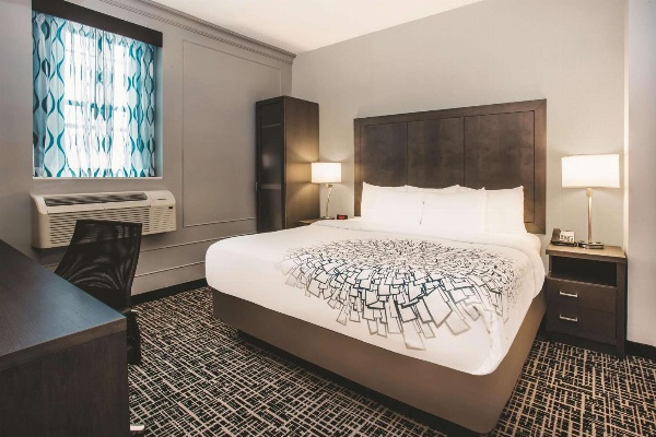 La Quinta Inn & Suites by Wyndham Baltimore Downtown image 6